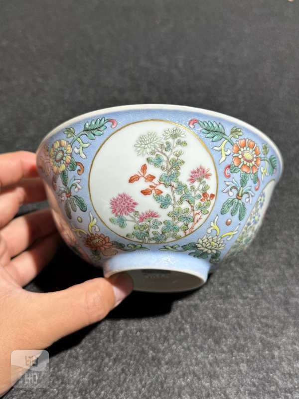 清道光 内青花蓝地轧道粉彩开光重阳艳菊纹膳碗 - 图3